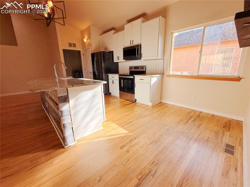 Image 19 of 50: Kitchen