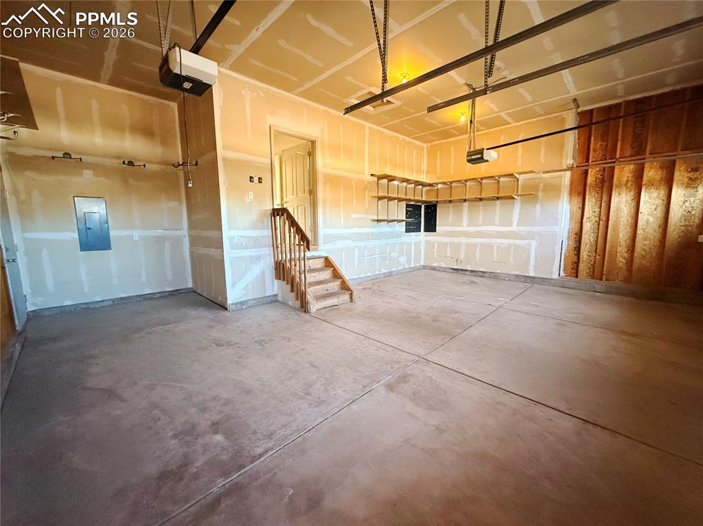 Image 22 of 50: Garage