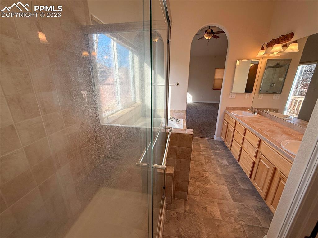 Image 34 of 50: Bathroom