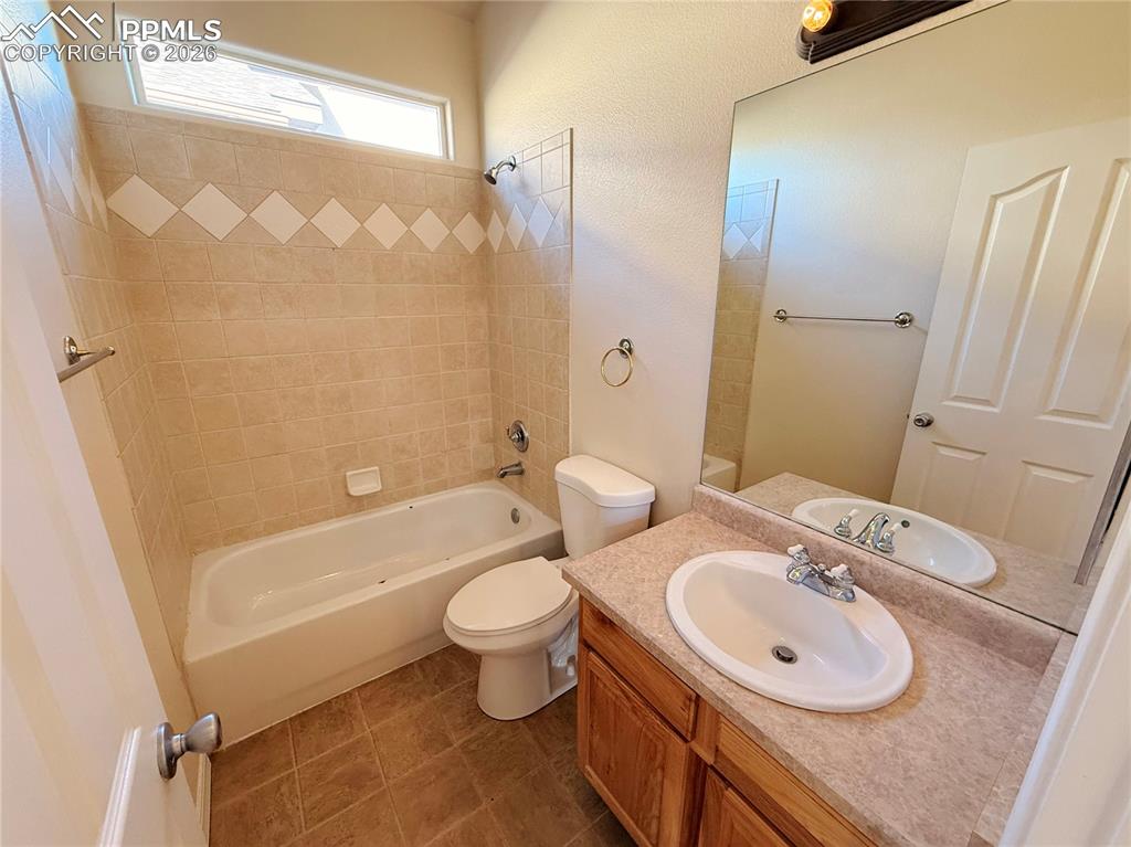 Image 9 of 50: Bathroom