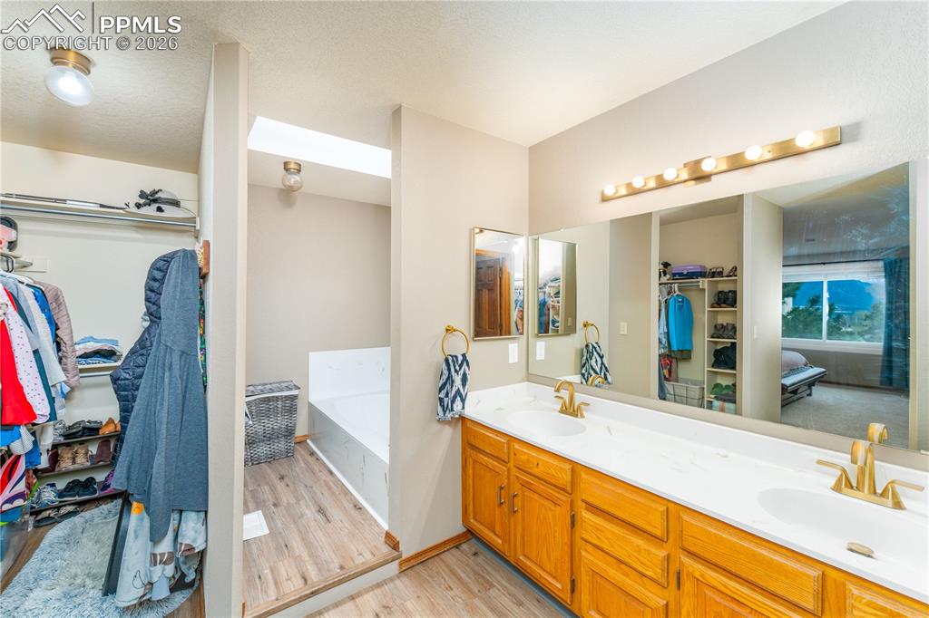 Image 18 of 49: Bathroom