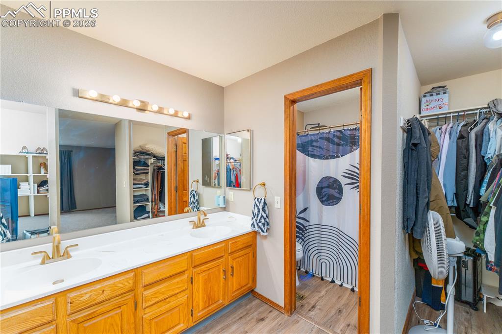 Image 19 of 49: Bathroom