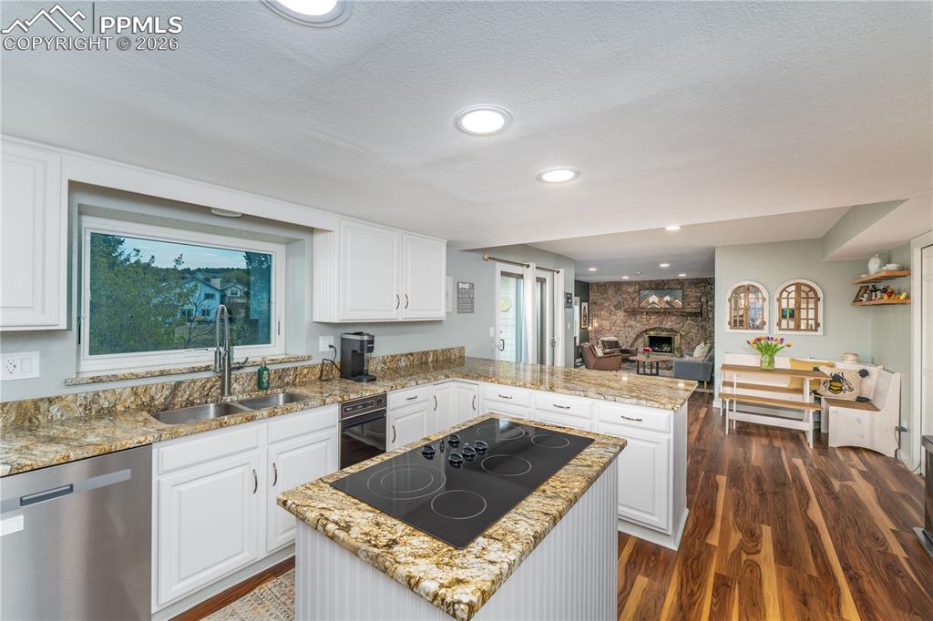 Image 6 of 49: Kitchen