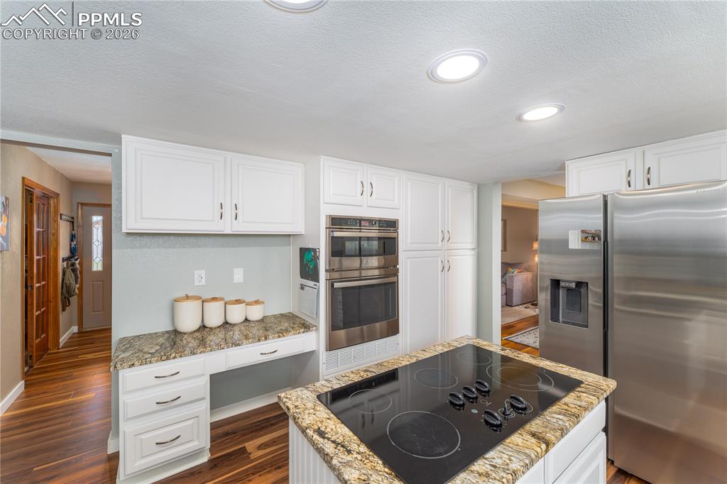 Image 7 of 49: Kitchen