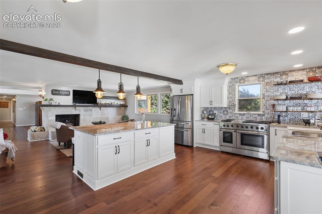 Image 12 of 50: Kitchen
