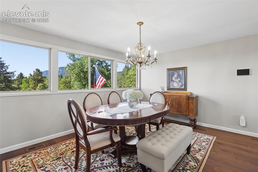 Image 14 of 50: Dining Area