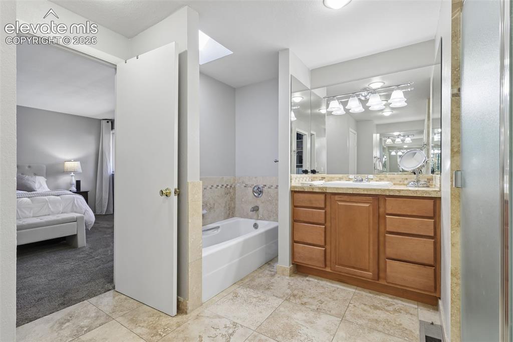 Image 18 of 50: Bathroom