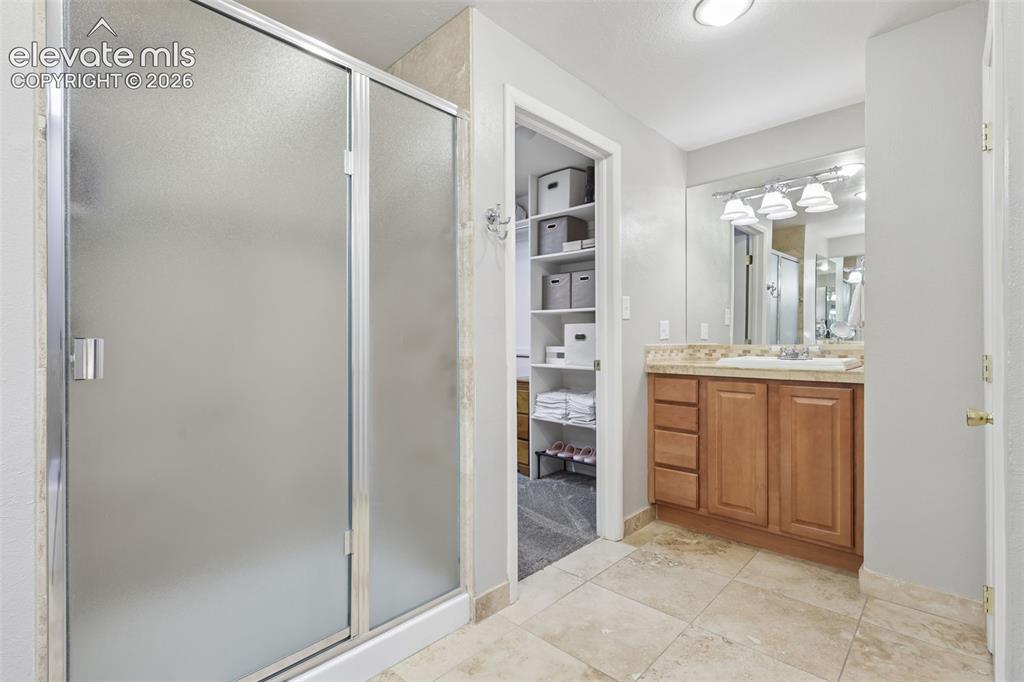 Image 19 of 50: Bathroom