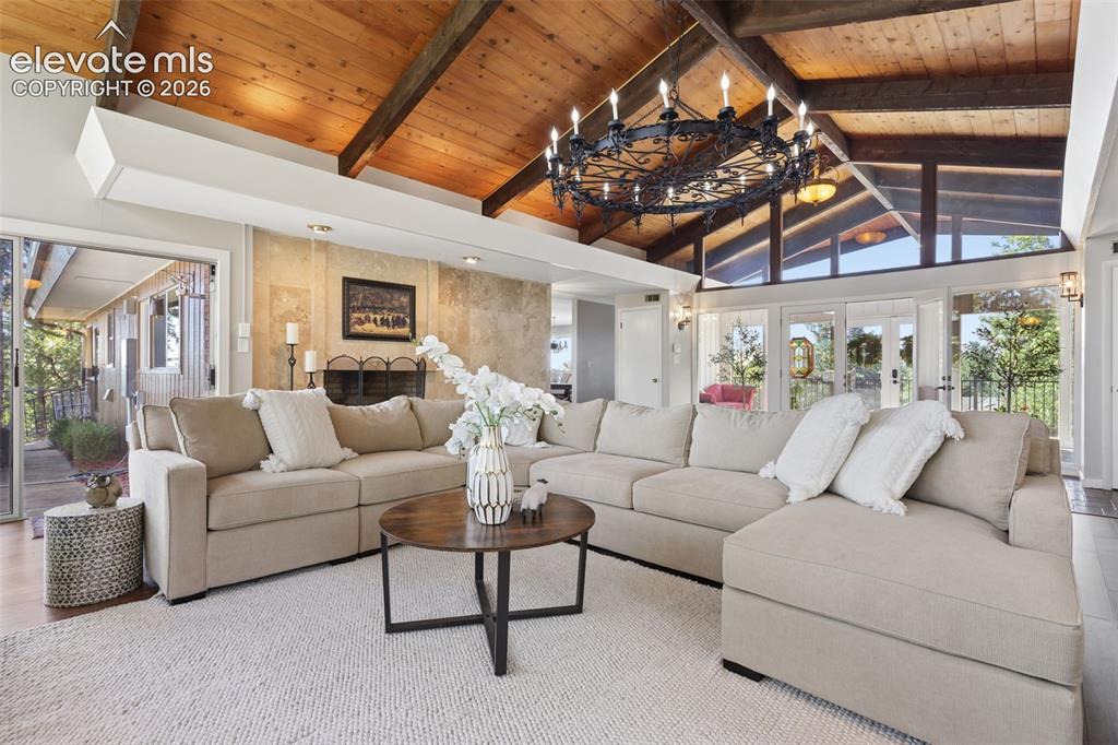 Image 8 of 50: Living Room