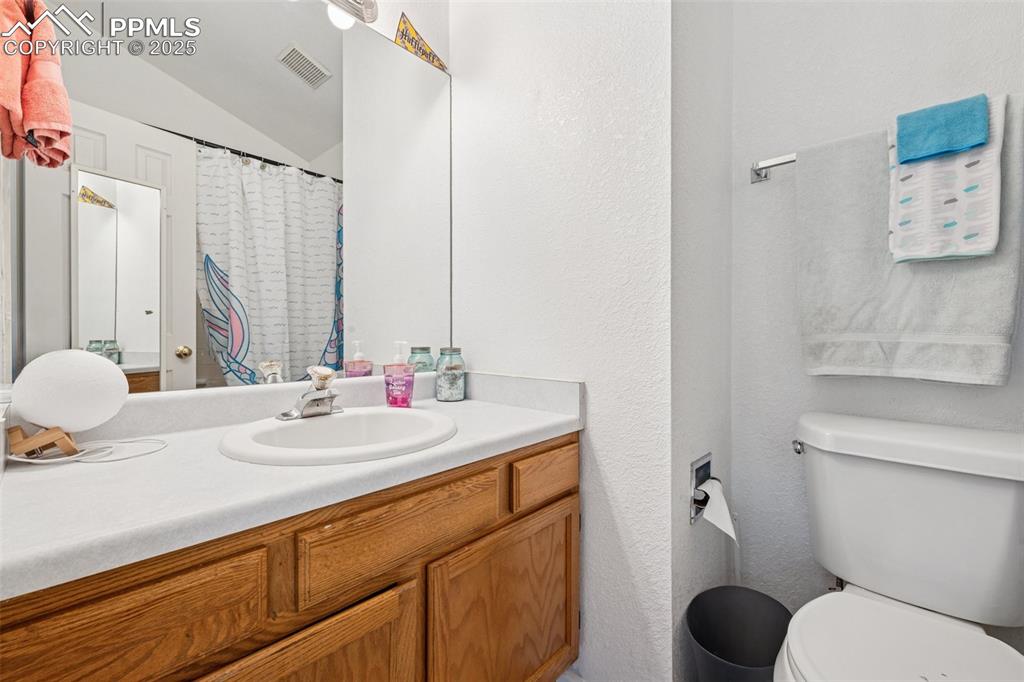 Image 14 of 28: Bathroom