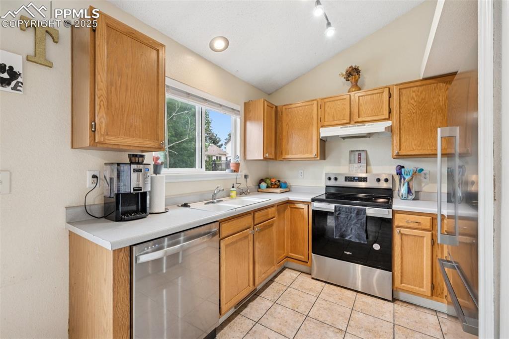 Image 5 of 28: Kitchen