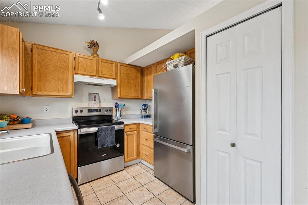Image 6 of 28: Kitchen