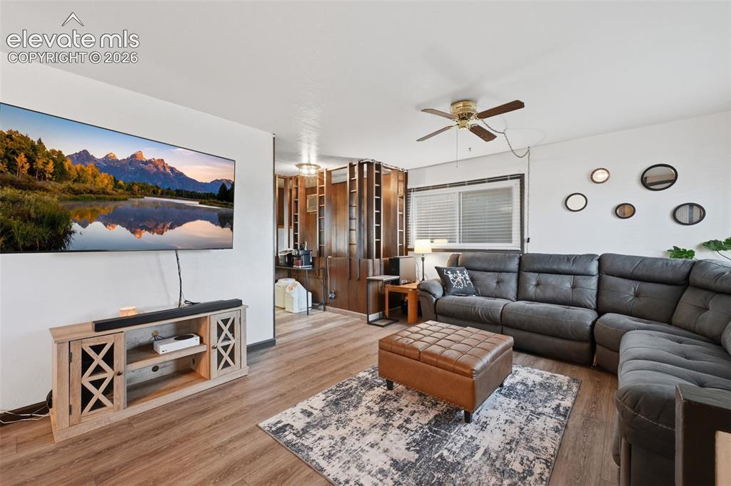 Image 10 of 30: Living room