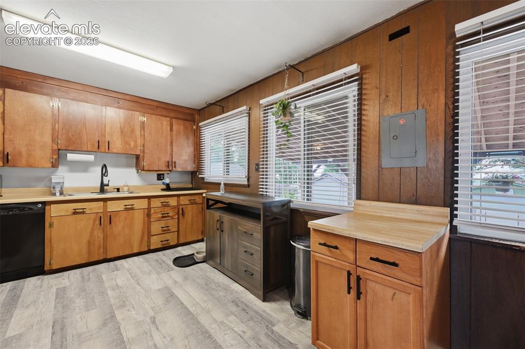 Image 14 of 30: Kitchen