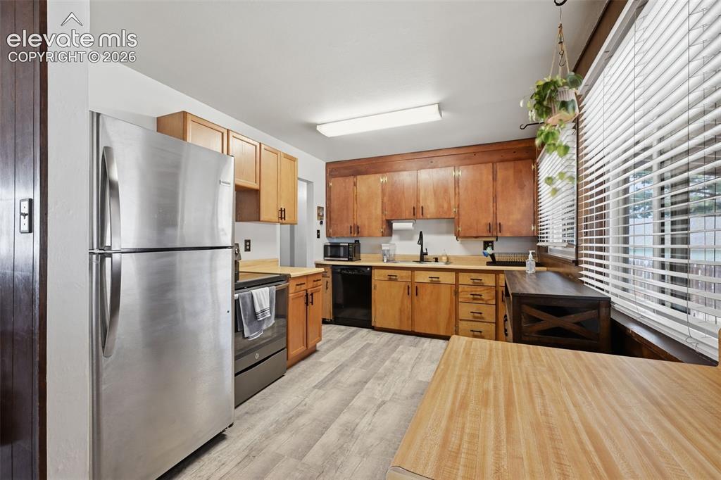 Image 15 of 30: Kitchen