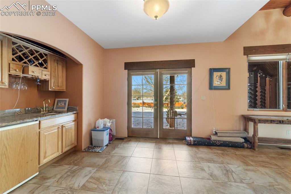 Image 10 of 50: Entry