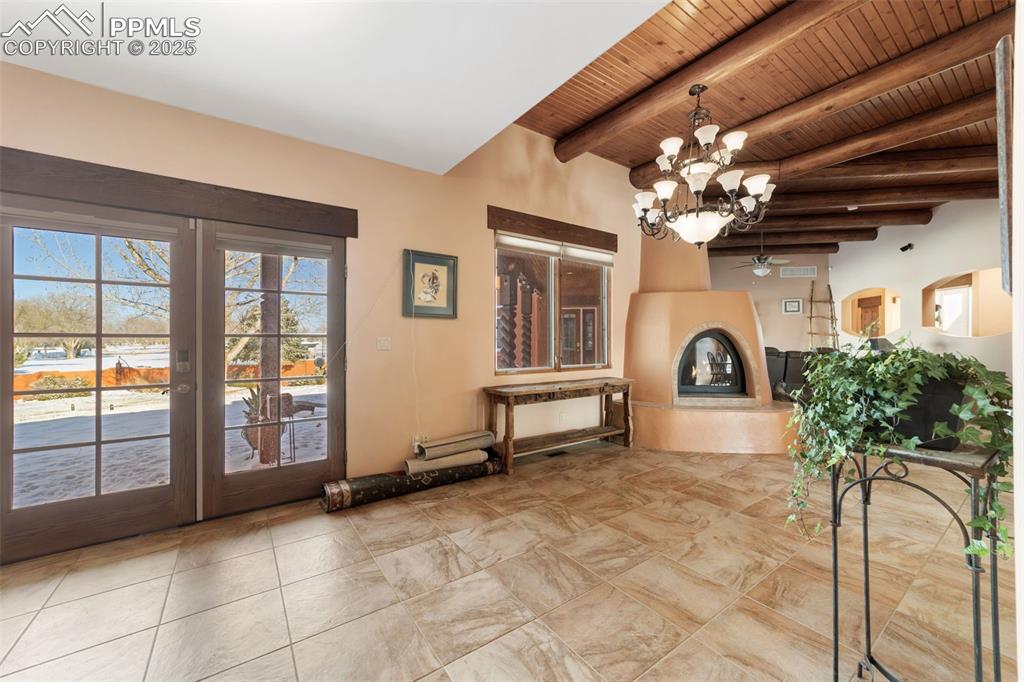 Image 11 of 50: Lobby