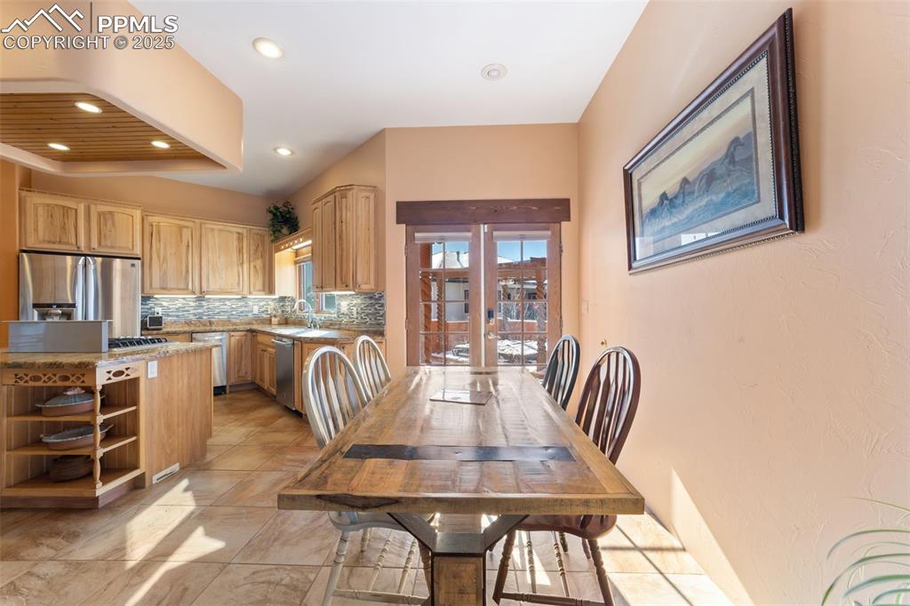 Image 13 of 50: Dining Area