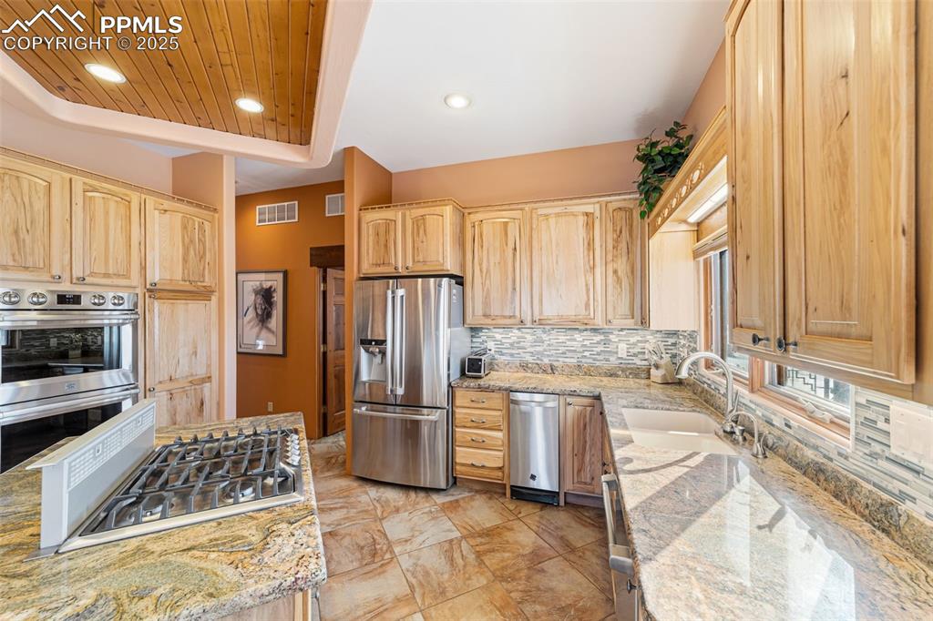 Image 16 of 50: Kitchen