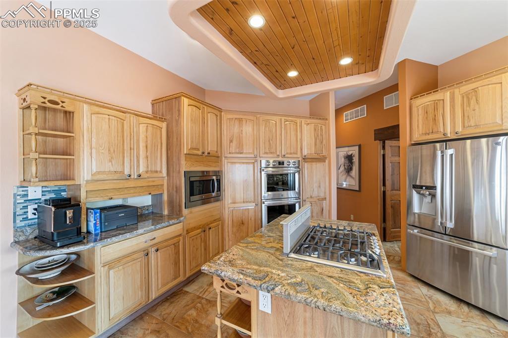 Image 17 of 50: Kitchen