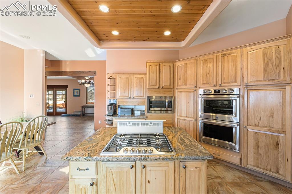 Image 18 of 50: Kitchen