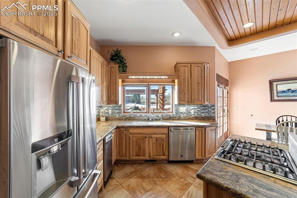 Image 19 of 50: Kitchen