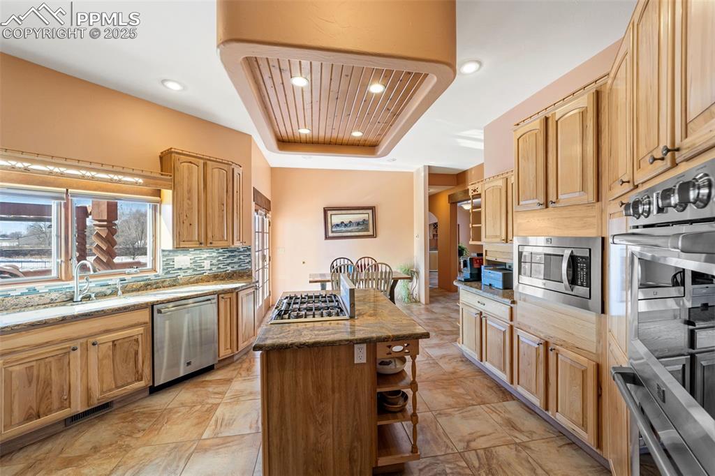 Image 20 of 50: Kitchen