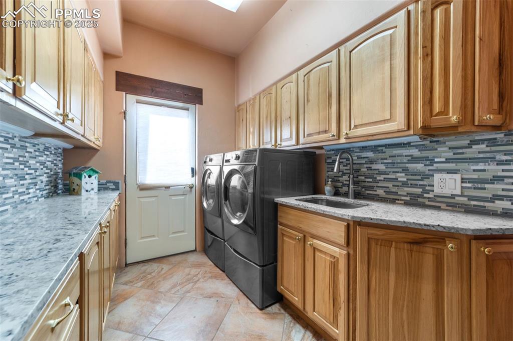 Image 22 of 50: Laundry