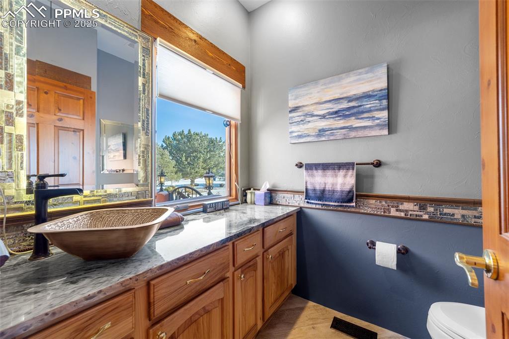 Image 24 of 50: Bathroom