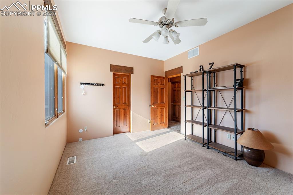 Image 26 of 50: Bedroom