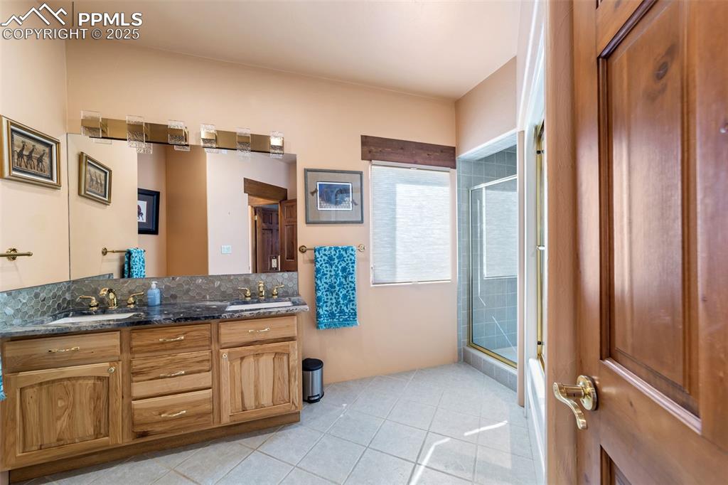 Image 29 of 50: Bathroom