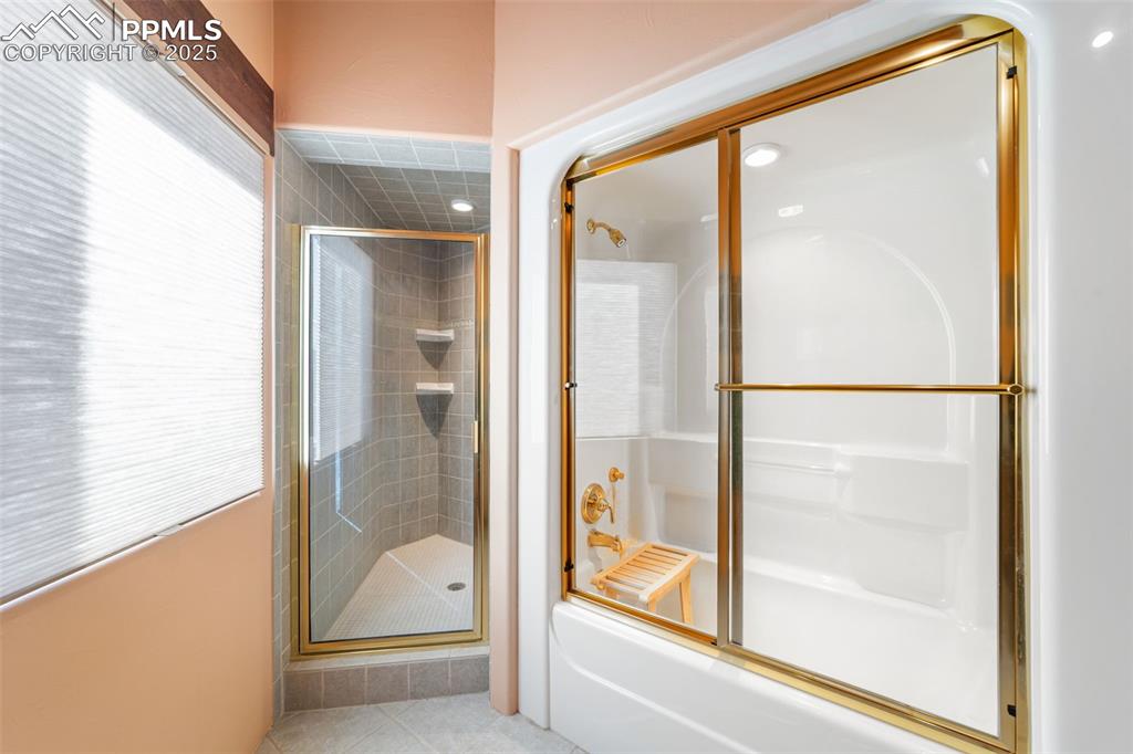 Image 30 of 50: Bathroom