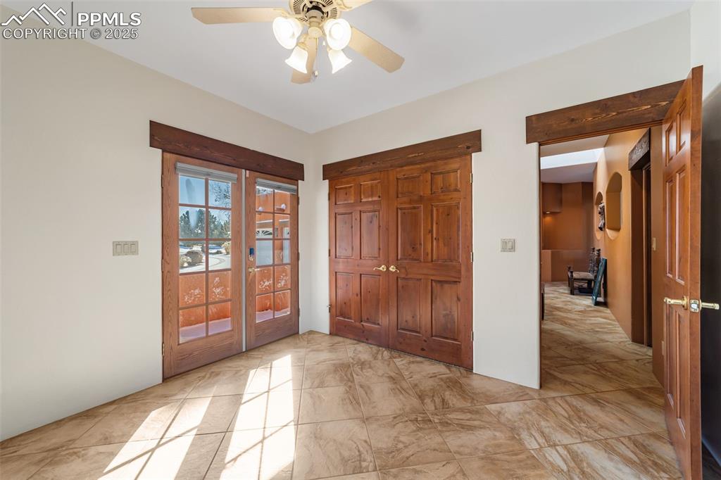 Image 32 of 50: Entry