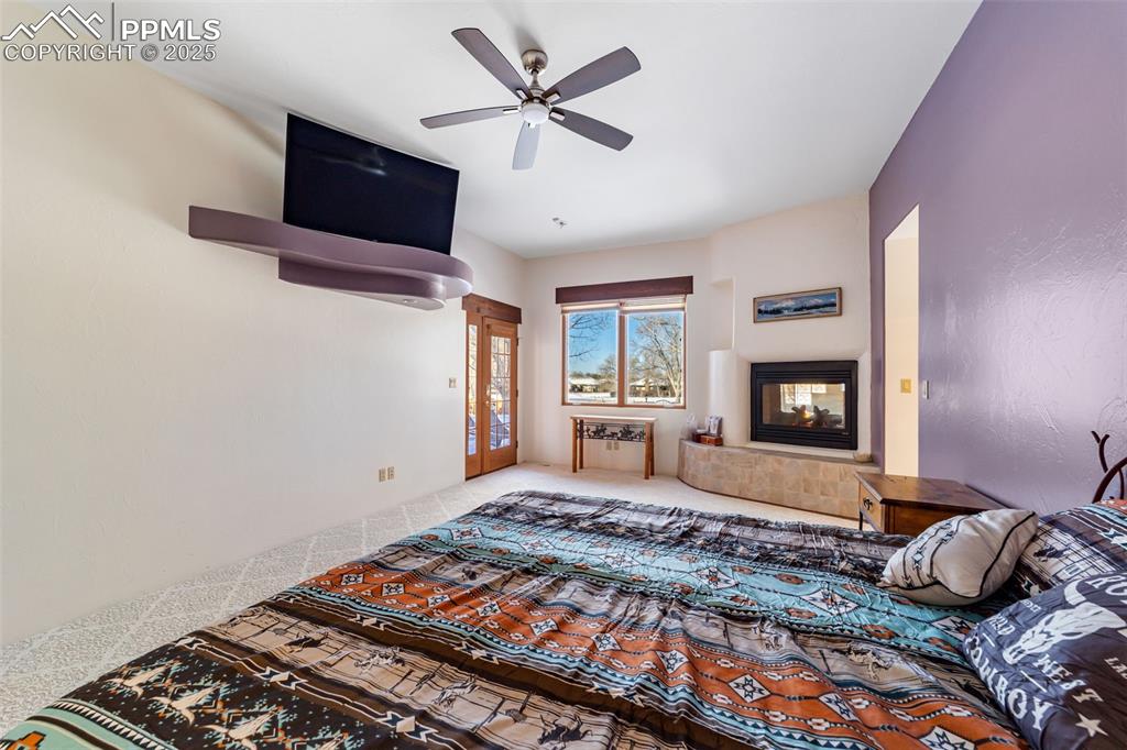 Image 34 of 50: Bedroom