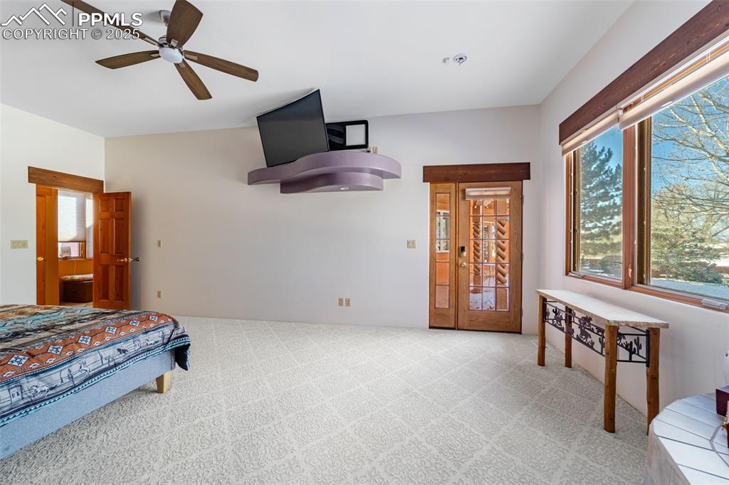 Image 35 of 50: Bedroom