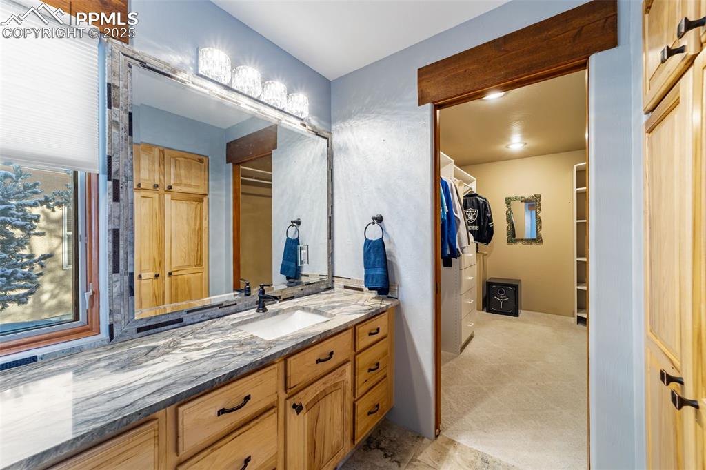 Image 37 of 50: Bathroom