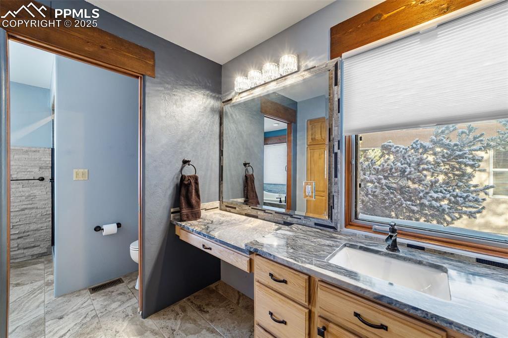 Image 38 of 50: Bathroom