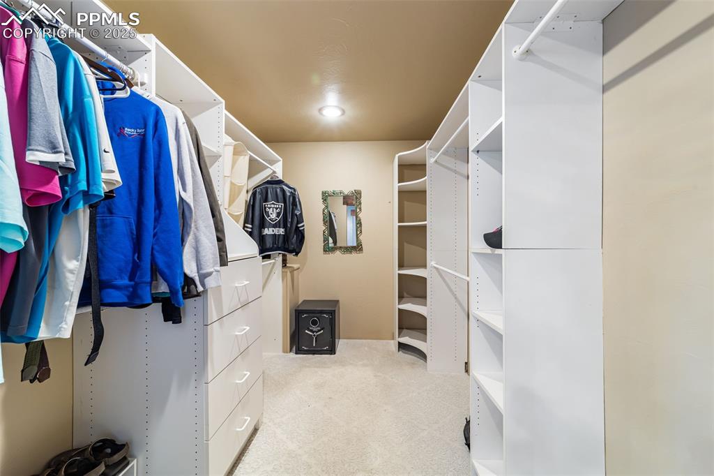 Image 39 of 50: Closet