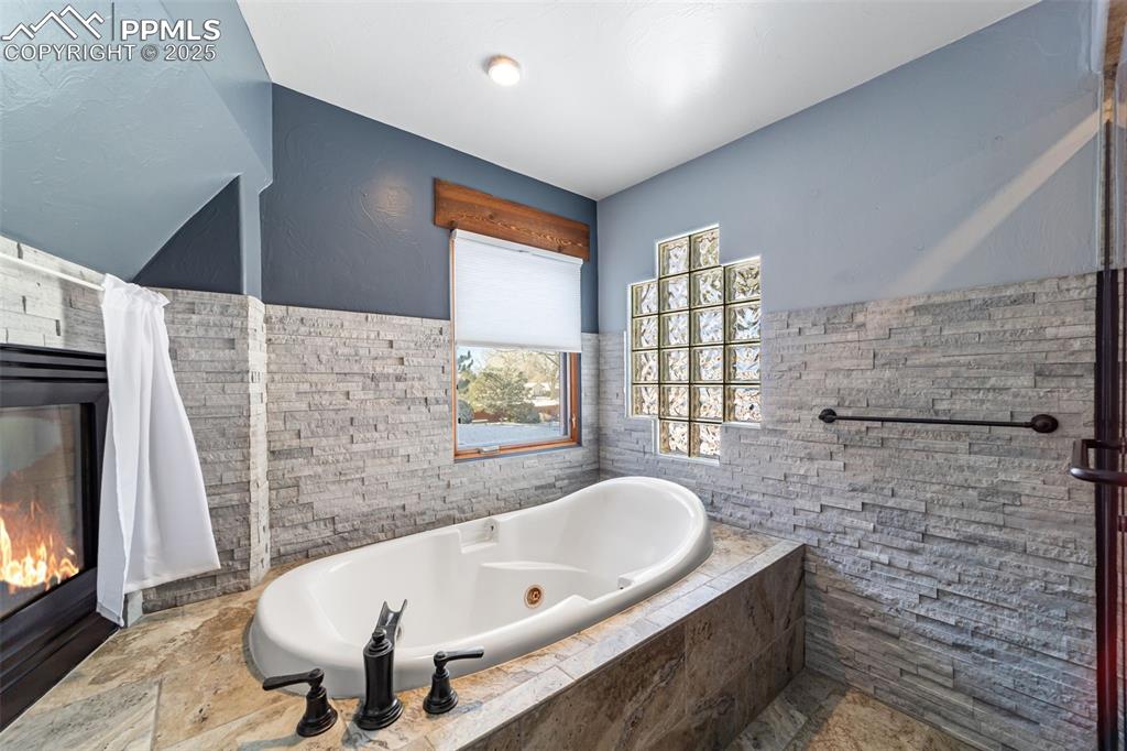 Image 40 of 50: Bathroom