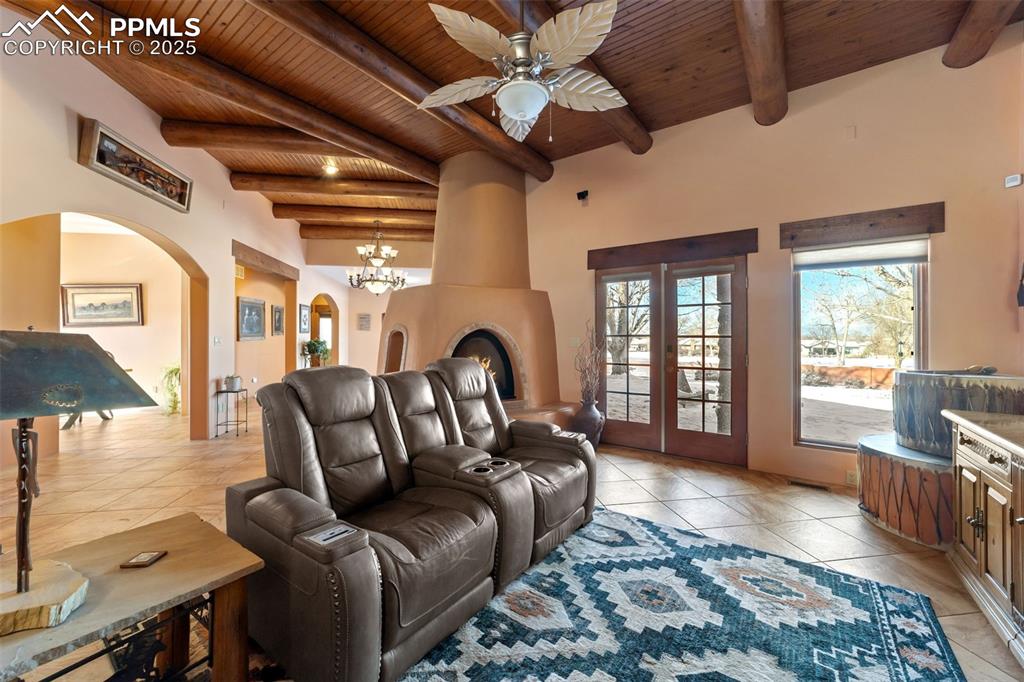 Image 6 of 50: Living Room