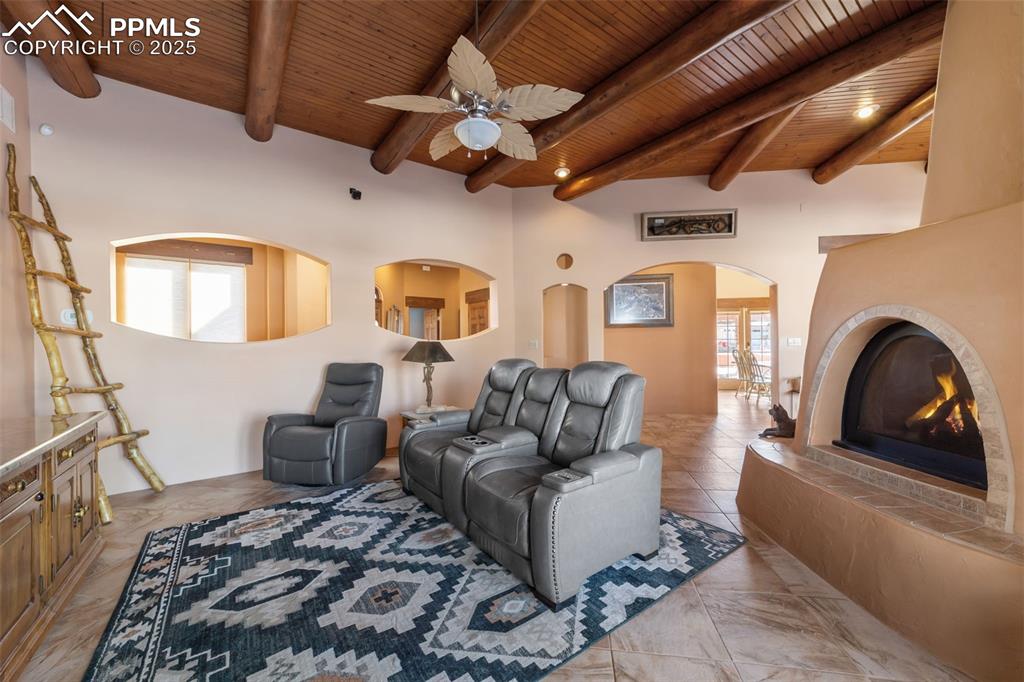 Image 7 of 50: Living Room