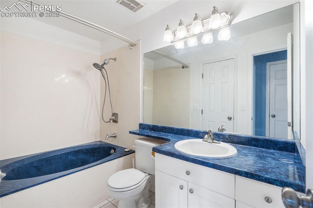 Image 13 of 30: Bathroom