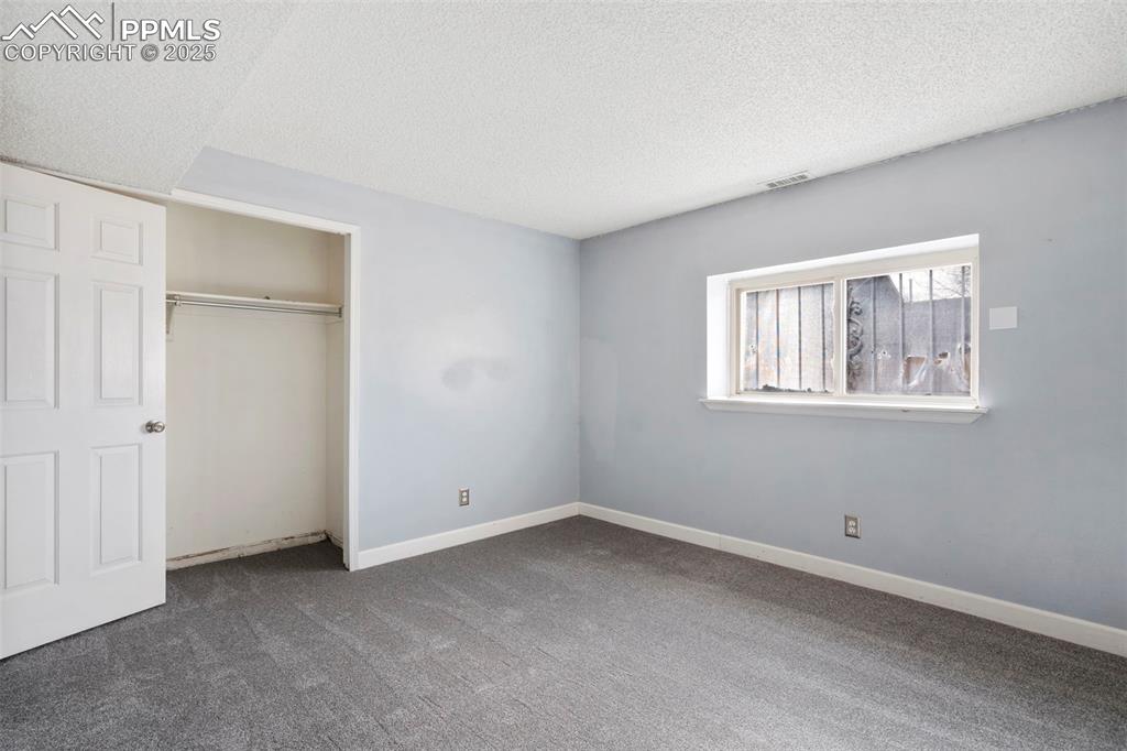 Image 23 of 30: Bedroom