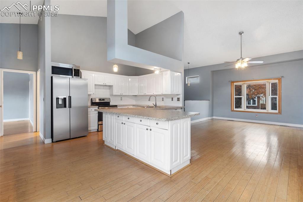 Image 5 of 30: Dining Area