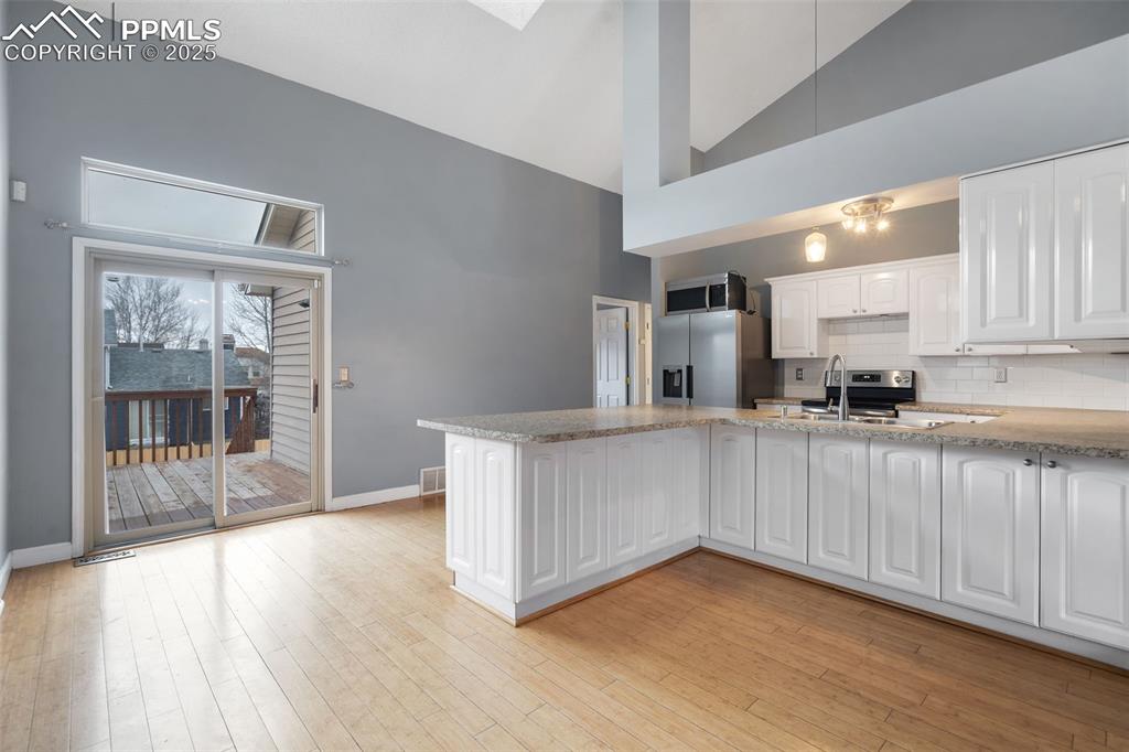 Image 7 of 30: Kitchen