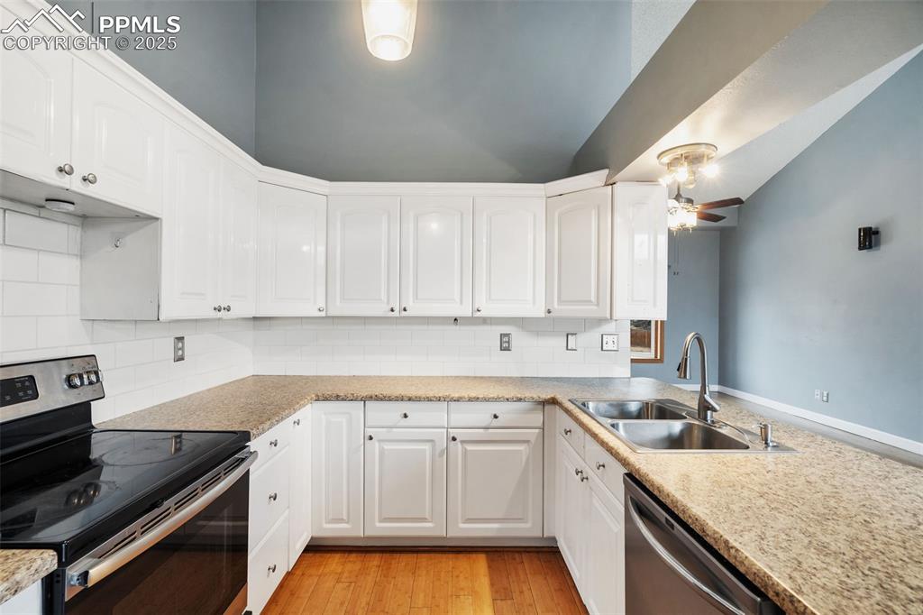 Image 8 of 30: Kitchen