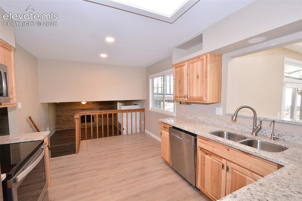 Image 12 of 33: Eat-in kitchen