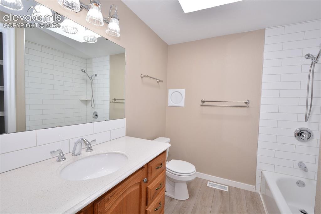 Image 22 of 33: Bathroom on upper level
