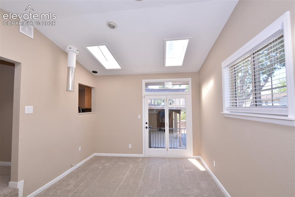 Image 9 of 33: Sunroom