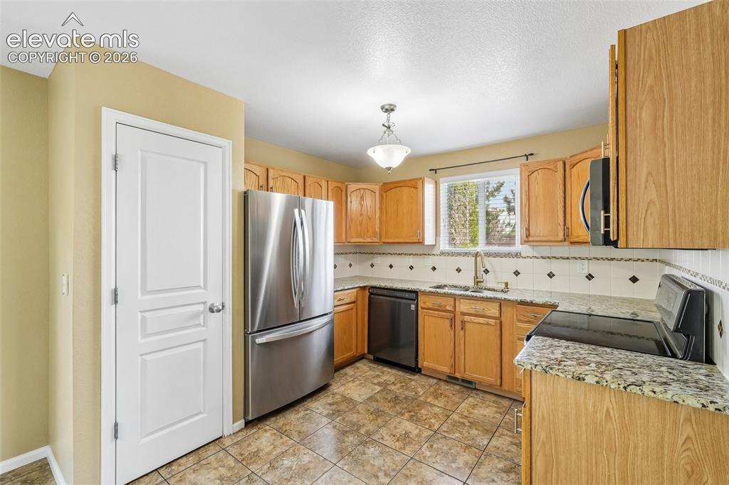 Image 14 of 37: Kitchen